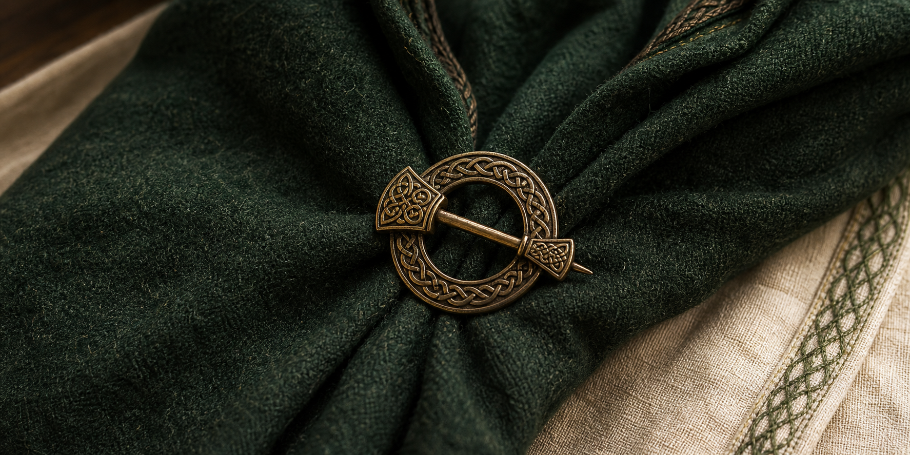 Pendentif triskel avec pierre verte sur parchemin